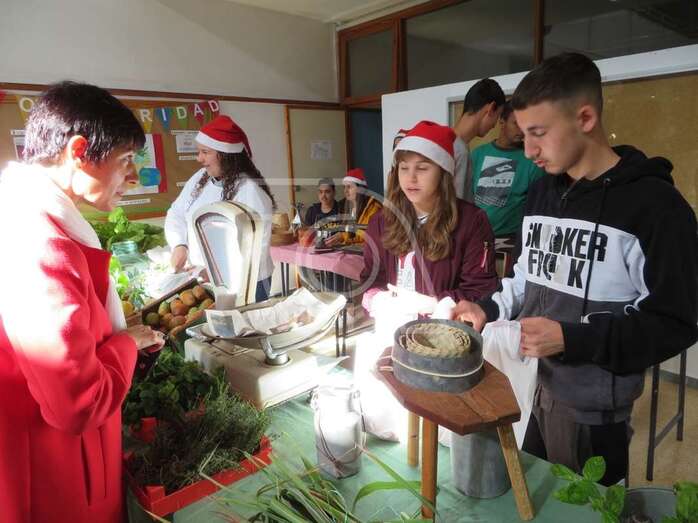 Alumnos vendiendo productos en el mercadillo montado hoy en el hall del instituto (Foto TA)